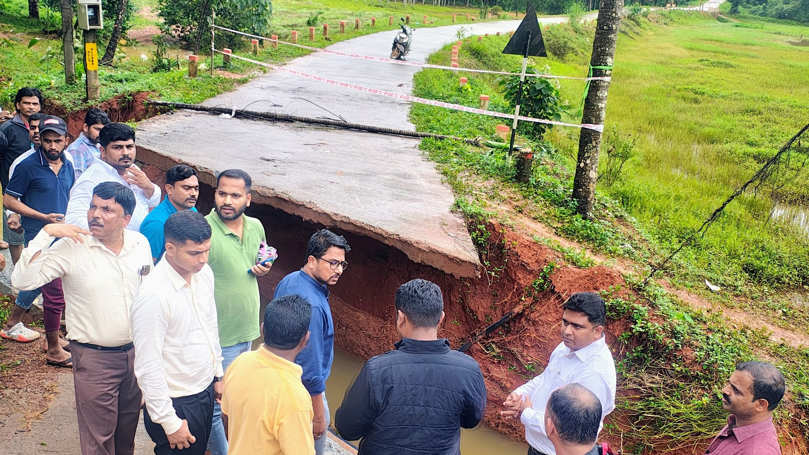 <div class="paragraphs"><p>Deputy Commissioner Mullai Muhilan M P visited the damaged minor bridge at Mudale on Maddadka-Padangadi road in Belthangady. </p></div>